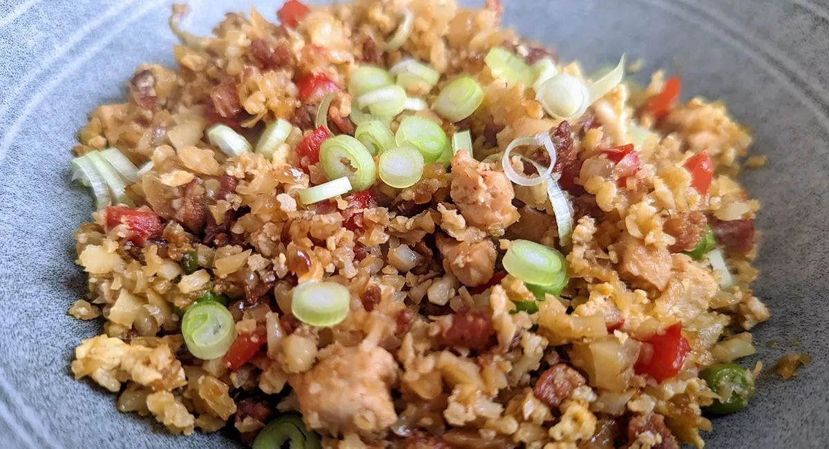 Fried rice med keto-venlige blomkålsris