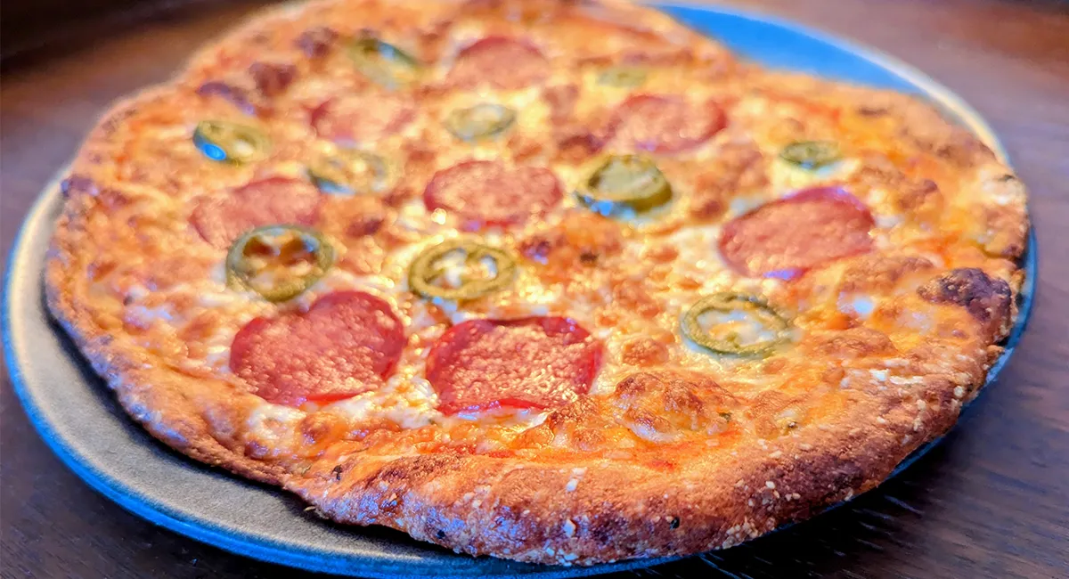 Keto pizza med pepperoni - super sprød bund