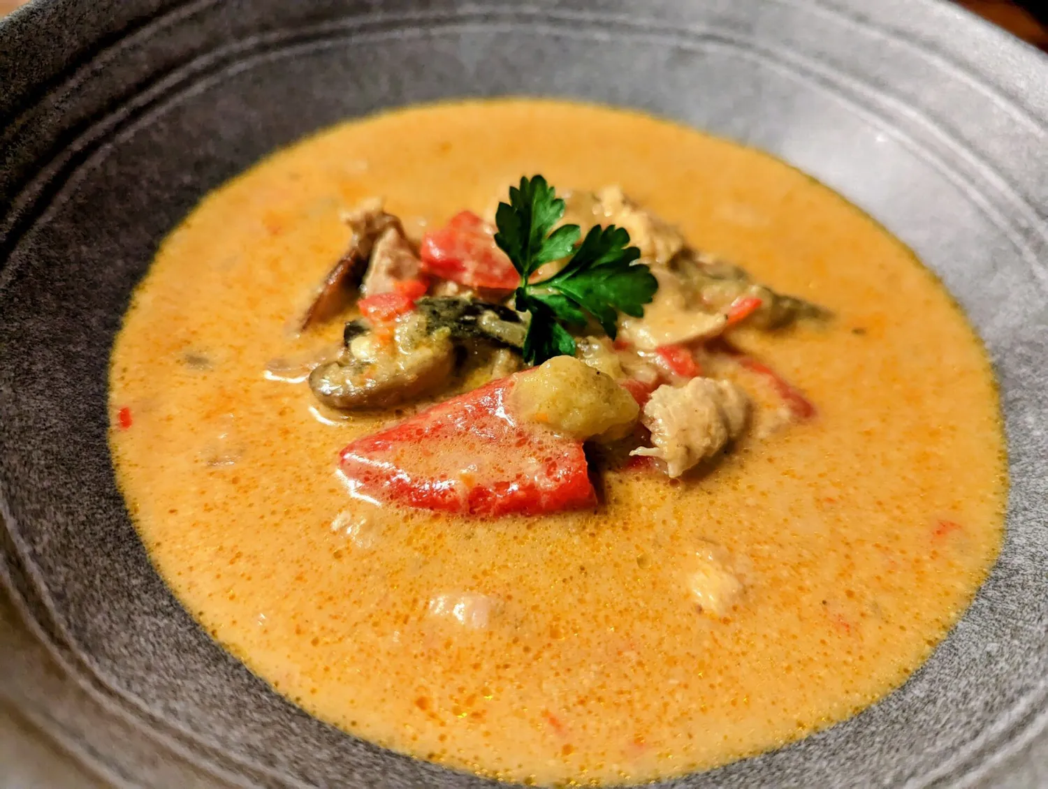 Thaisuppe med kokosmælk og kylling (keto-venlig)