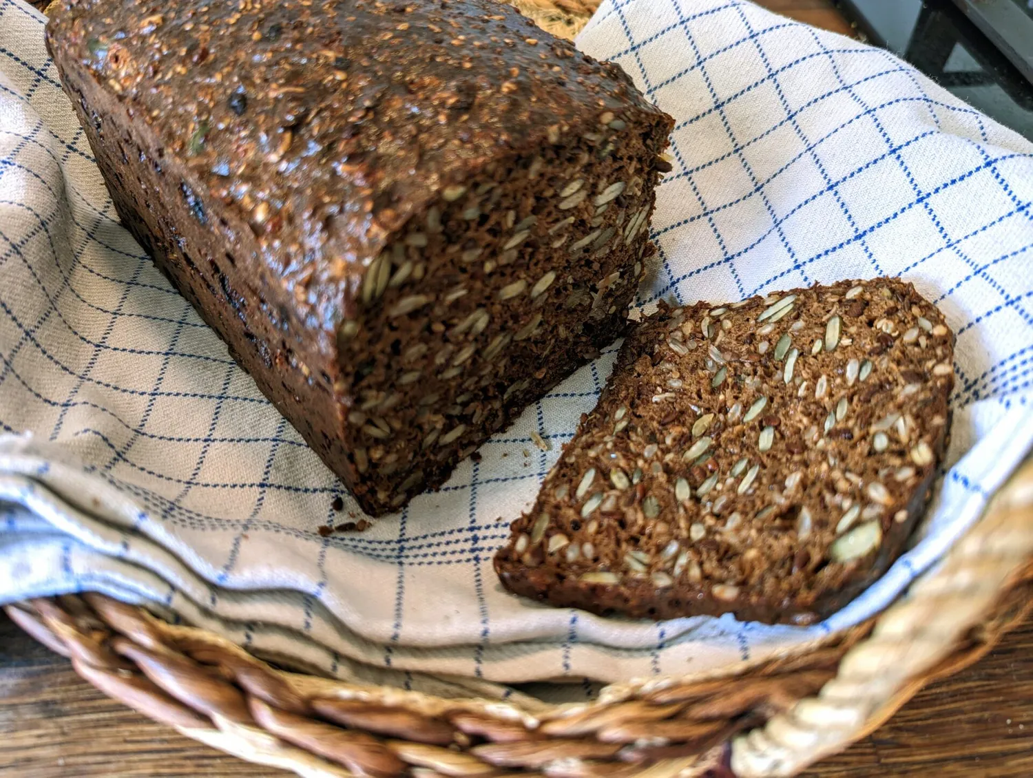 Det absolut bedste keto rugbrød - smager fuldstændig som alm. rugbrød